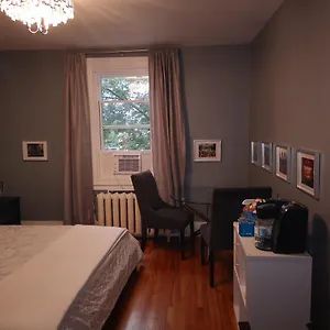Habitación en casa particular With King Bed In Shared 3 Bedroom Downtown